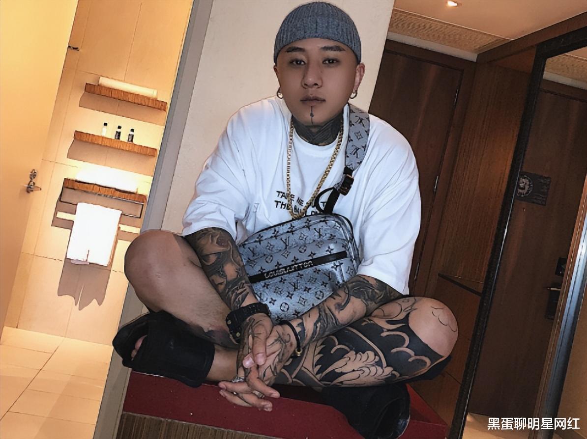 网红老方丈,醉酒怒摔辛巴送给二驴的玉石项链,致使二驴负气离场