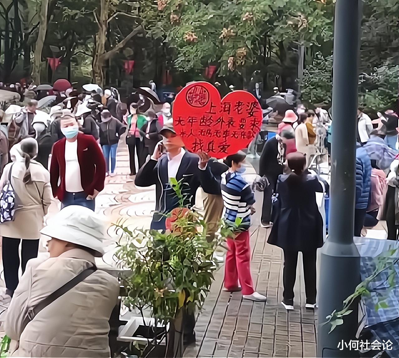“三无”男子公园举牌征婚,称要找上海老婆,边听歌边耍帅
