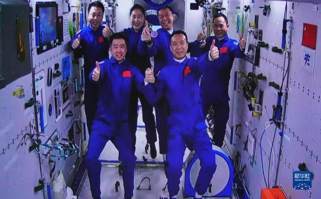 “神十五”穿“月”升空航天员会师,“圆梦乘组”太空之旅开启
