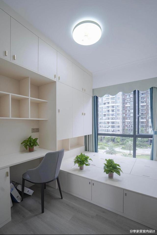 他家103平新房,墙面贴瓷砖很耐脏,厨房门两侧打柜子很实用!