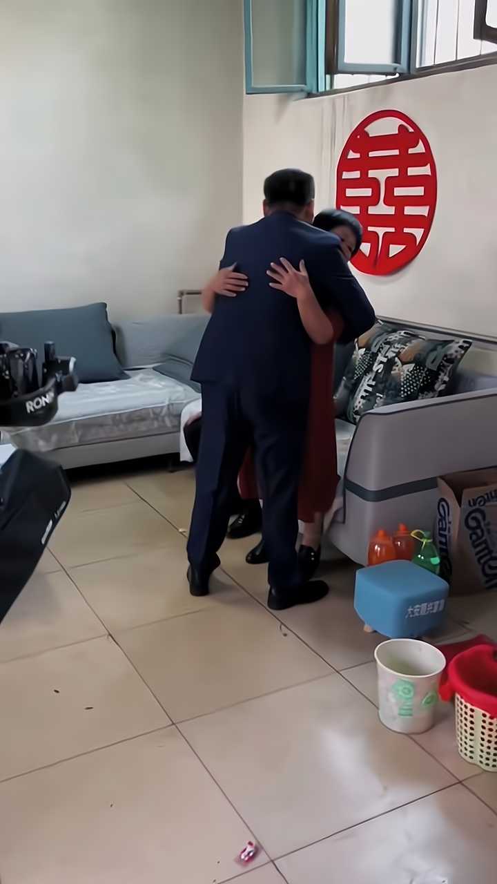 大婚当日,新郎将新娘接上车之后,独自返回给岳父岳母磕头