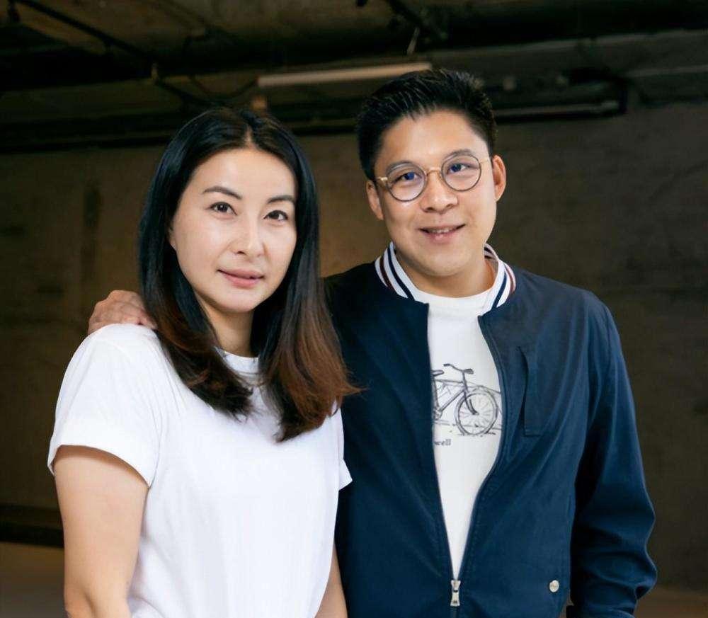 郭晶晶|郭晶晶现身香港高端晚宴,喝红酒脸色微醺!43岁富豪老公发福明显