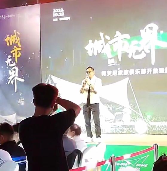 68岁李国麟现身云南昆明,精神抖擞唱歌很卖力,网友:好多年不见