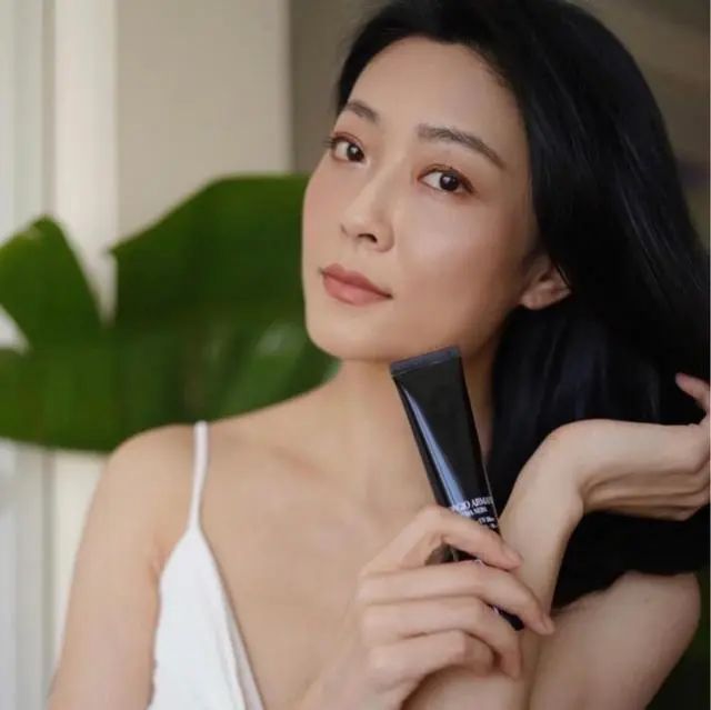 护肤 50岁女人如何“有效护肤”？别再跟着年轻人“抹脸”，难怪效果差