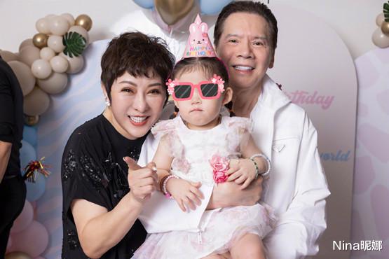 向太|向太直播庆功宴曝光，坐角落抽烟查向佐手机，儿子向佑罕露面胖成球目测200斤