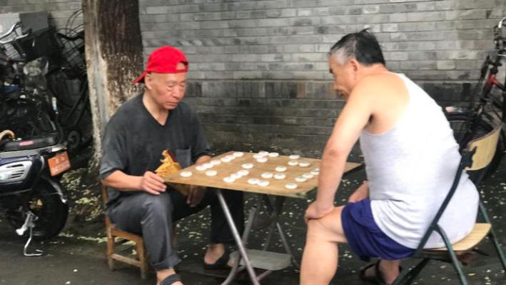 退休|单位快退休的老同志，每天不干工作，就玩游戏、聊闲天，咋办呢？
