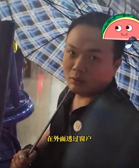 河南:男子隔窗偷看前女友和别的男子吃饭,忍不住落下了眼泪