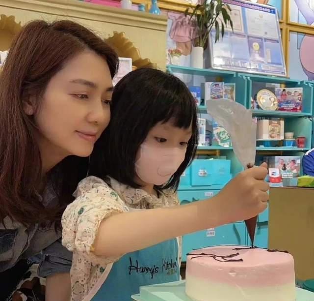 明星|张丹峰两次出轨经纪人?开房记录遭曝光,却懒理丑闻带女儿看电影