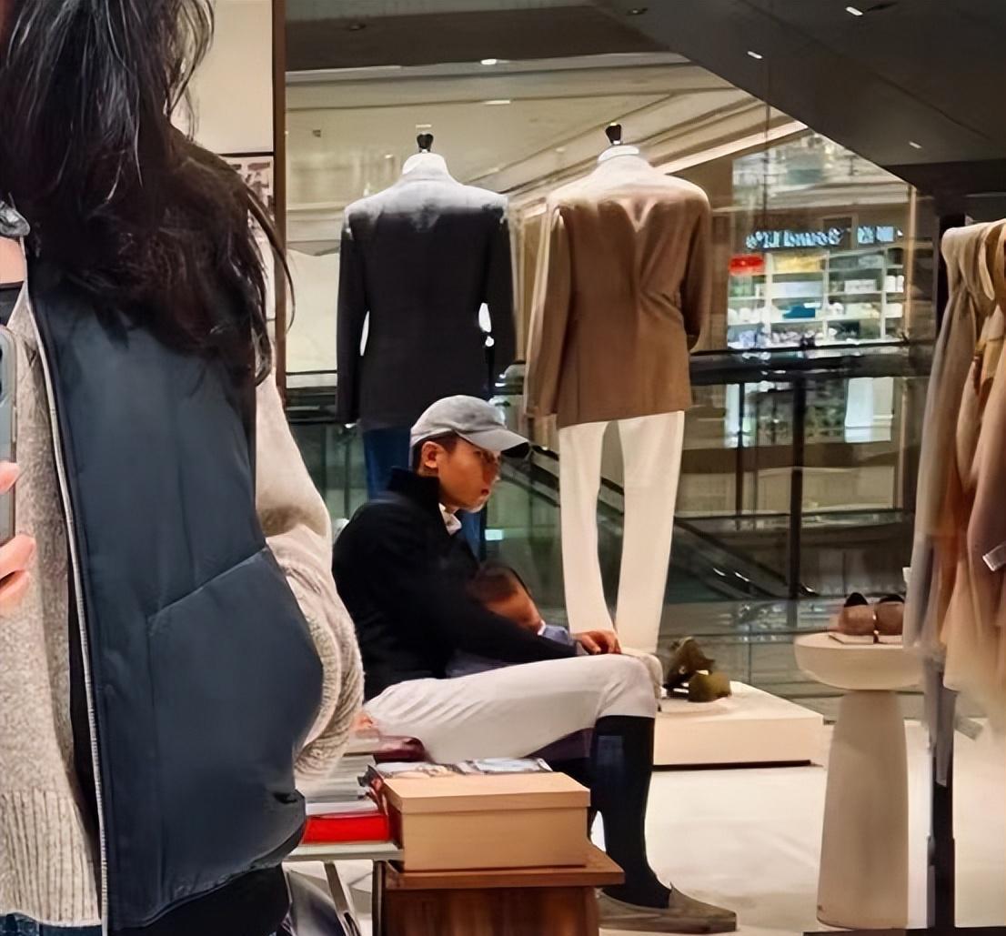 朱珠|朱珠晒逛街美照，1岁萌娃紧盯妈妈太可爱，丈夫一旁守护显恩爱