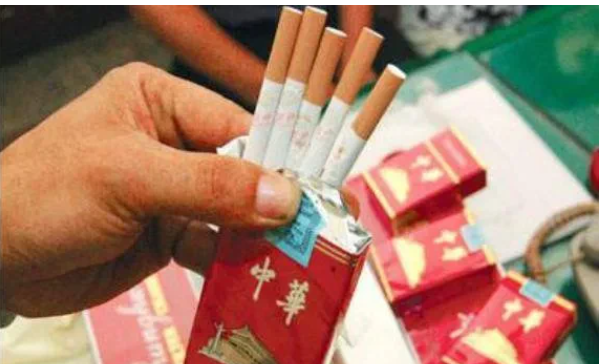 广东惠州,男子为父亲办60大寿时,先在一家烟酒店购买了6条软装华子香烟