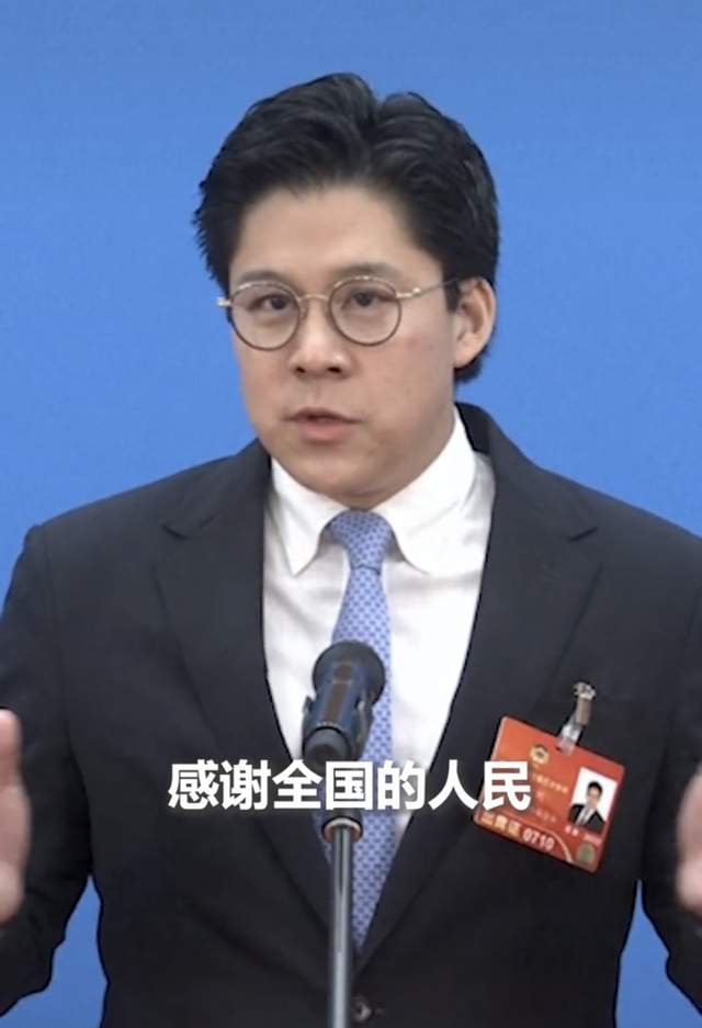 霍启刚|霍启刚感谢全国人民帮香港，含泪鞠躬几度哽咽，呼吁重视爱国教育