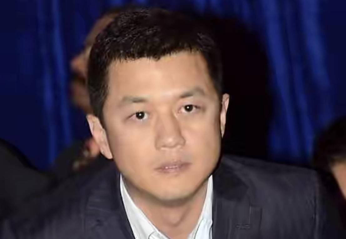 李亚鹏|李亚鹏现身农村吃席全程无架子，被长辈敬酒