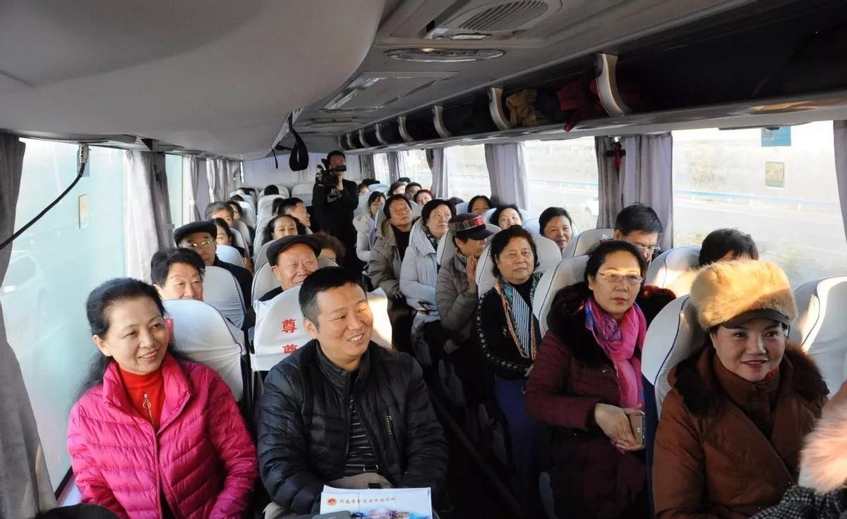 导游|“老年旅游团”便宜，为什么不怕亏钱？导游：亏是不可能的