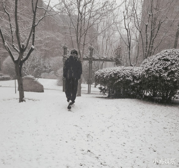 潘长江|同样是雪天拍段子，冯巩留言区太暖心，潘长江却被嘲讽：别卖惨了