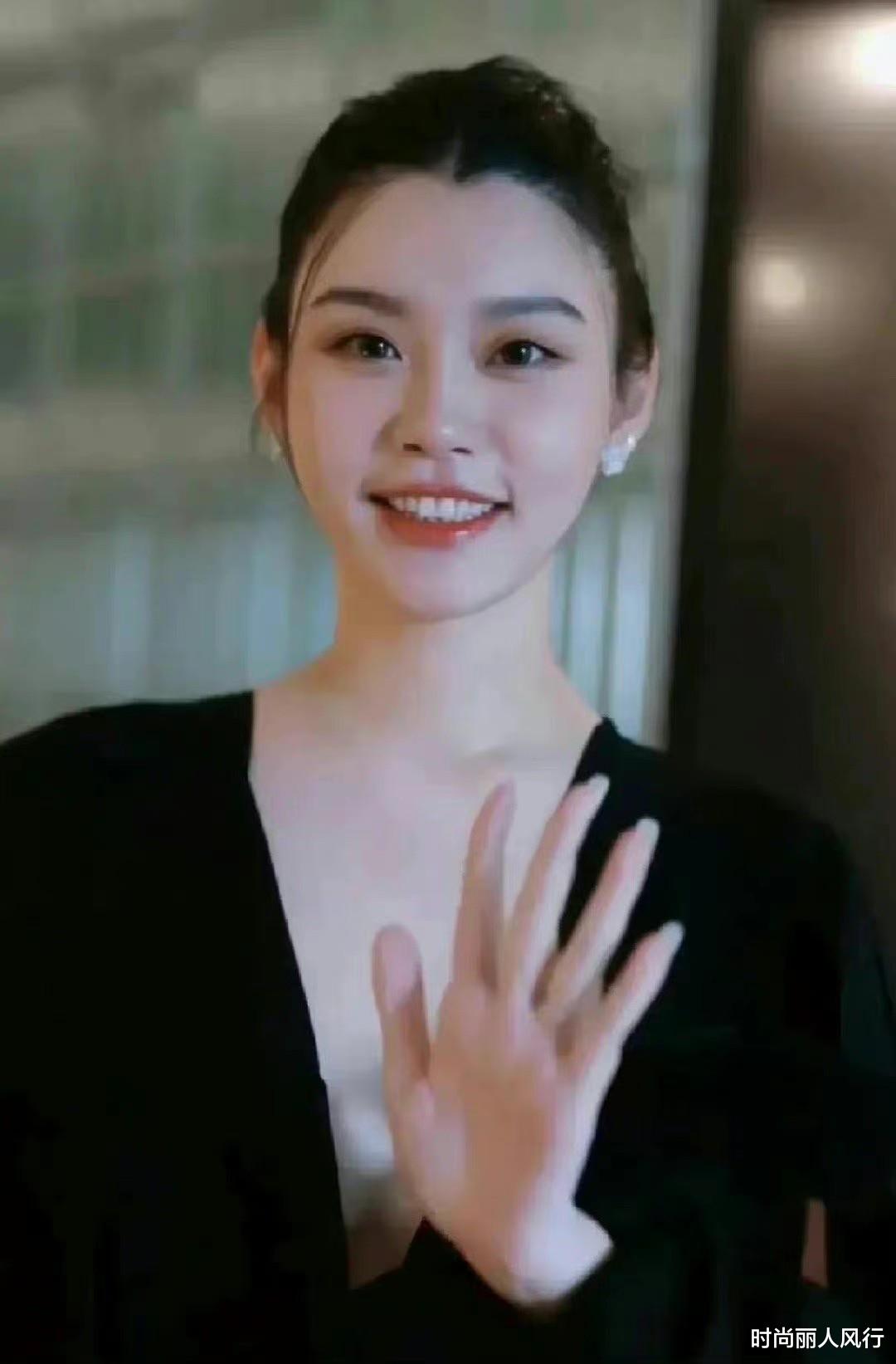 奚梦瑶高调亮相胖不少！穿深v礼服脸大一圈，越来越有豪门气场感