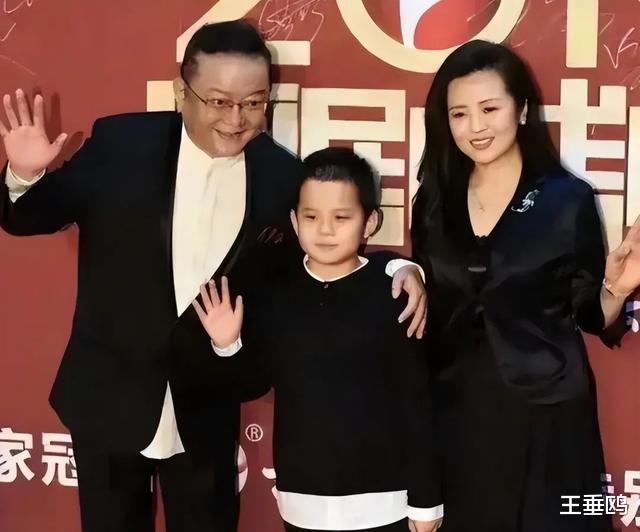 王刚 王刚一家罕合体，小20岁娇妻温柔似水，11岁儿子脸型像爸气质像妈