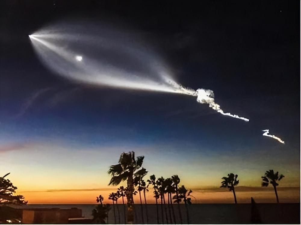 新疆夜空飞过巨型发光不明飞行物体!