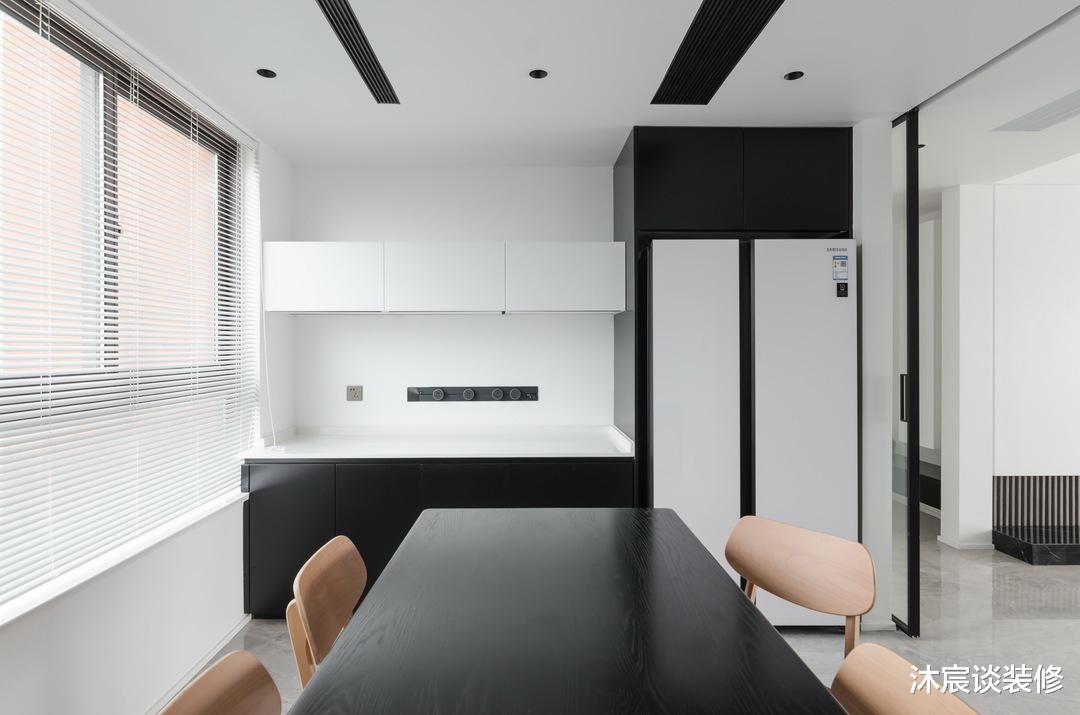 这对夫妻很理性,把家装成了简约风,没想到越是简单的装修越舒服