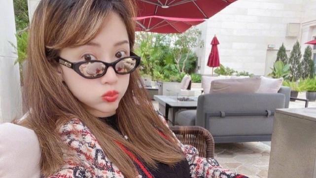 李念|37岁李念官宣怀三胎，幸福公开孕肚照肚大如箩，嘟嘴卖萌状态好好