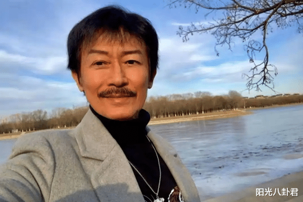 带货|8位内地带货的过气港星,有人70岁熬夜直播,有人8小时仅赚200元