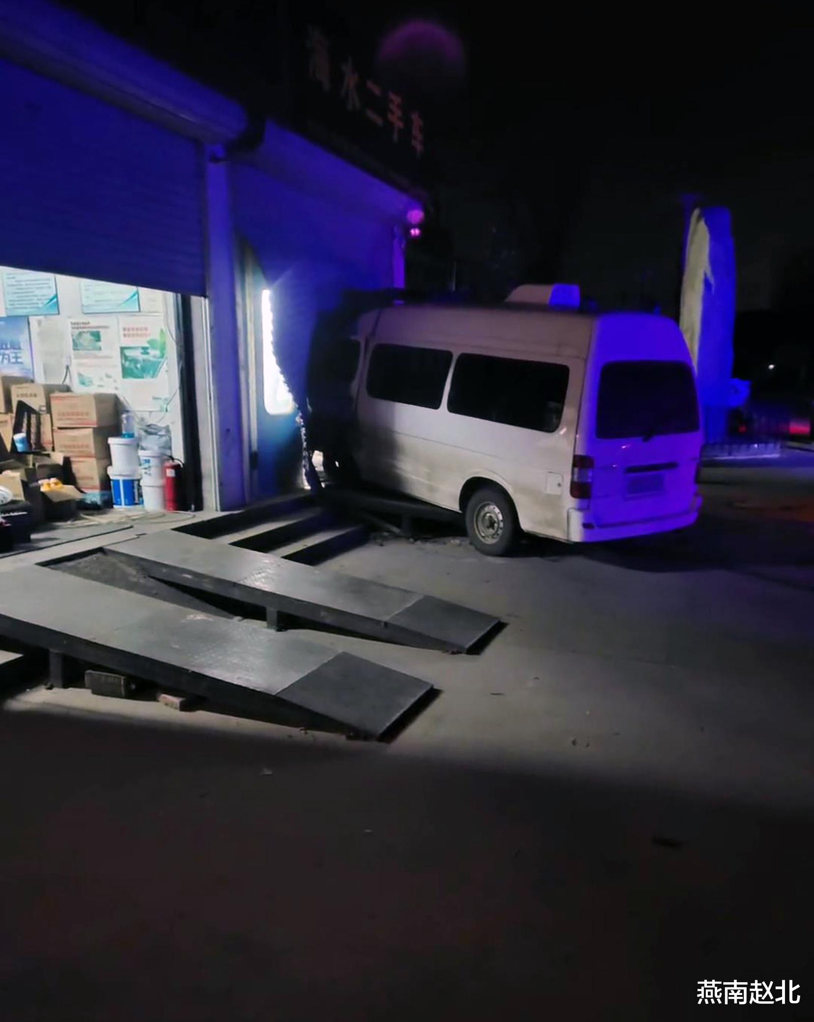 保定一辆救护车突然撞入门店,之前还逆行撞了多辆车