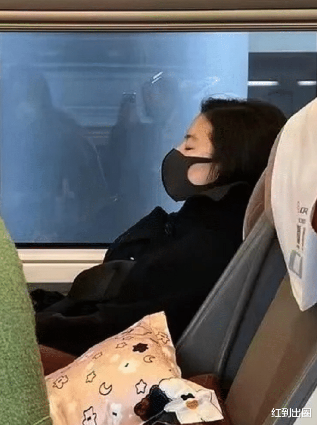 刘亦菲|刘亦菲在高铁睡觉被偷拍，皮肤泛红山根突出，32万名牌包随手放一旁