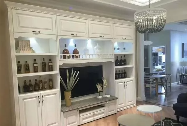 客厅电视背景墙别空着,聪明人都这样打柜子,漂亮还能收纳!