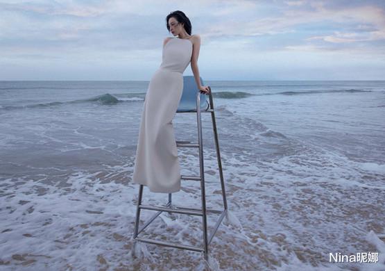 倪妮|倪妮年后首个海边大片！彻底放开秀身材，罕穿露脐装新风格大变样