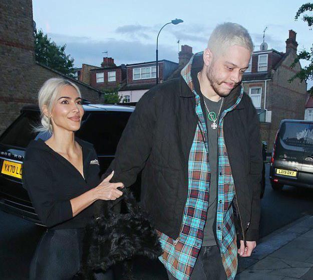 金·卡戴珊|金卡戴珊与小13岁男友约会！挽着胳膊满脸幸福，男友黑眼圈明显