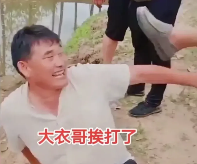 侏儒男欲强娶朱雪梅,大衣哥拒绝后惨被打,村民:500W彩礼惹的祸
