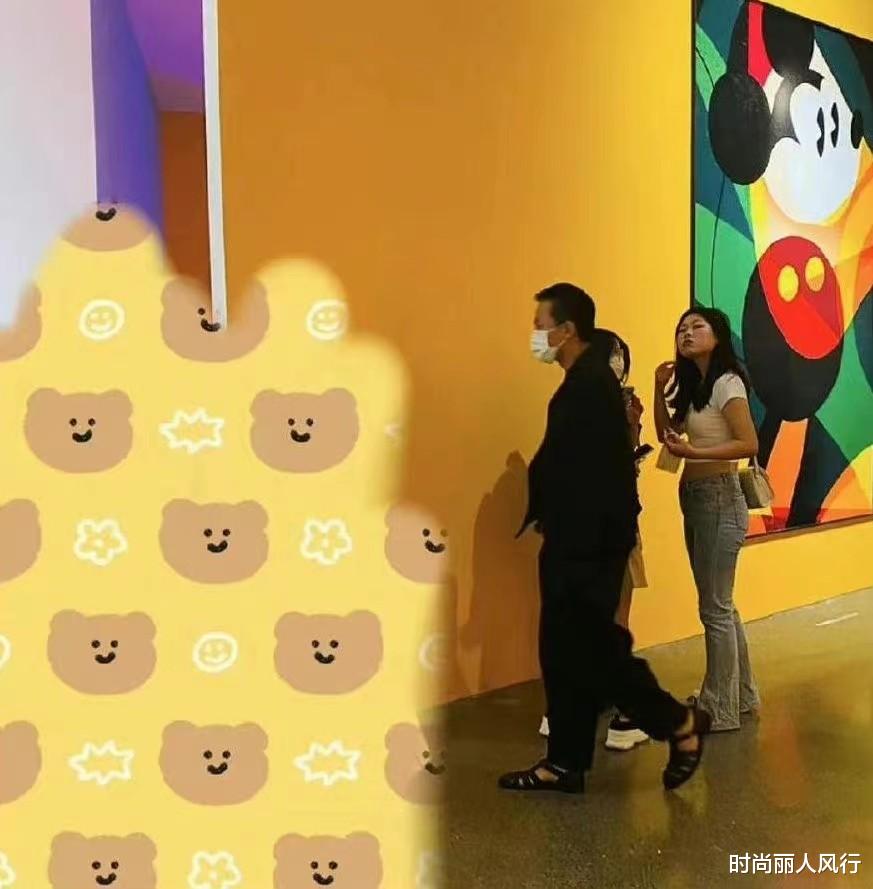 孙俪|孙俪夫妻私下放飞自我！高调亮相看画展，邓超穿凉鞋孙俪大变样