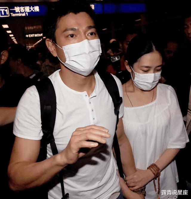 刘德华|刘德华妻女游迪士尼，朱丽倩发福难认两鬓白发，10岁女儿个高像爸