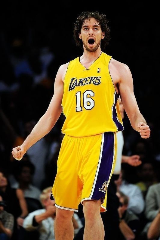 勒布朗·詹姆斯|NBA历史上，到底是谁开始抱团的？