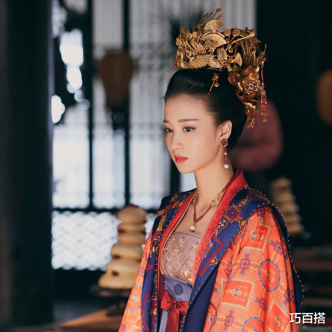 王楚然|王楚然可以古装半永久吗？红衣惊艳，白衣素雅，每一个都让我惊艳