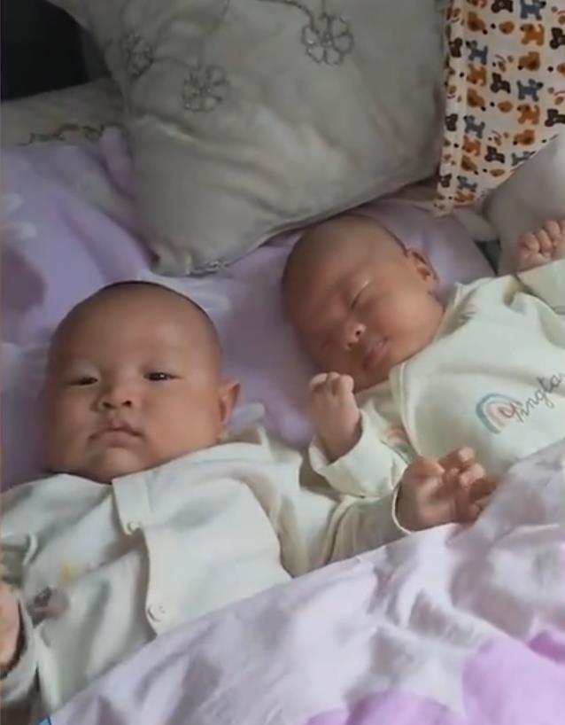贵州40岁男子喜得儿子,还升级当爷爷,怀抱儿孙内心复杂:太忙了