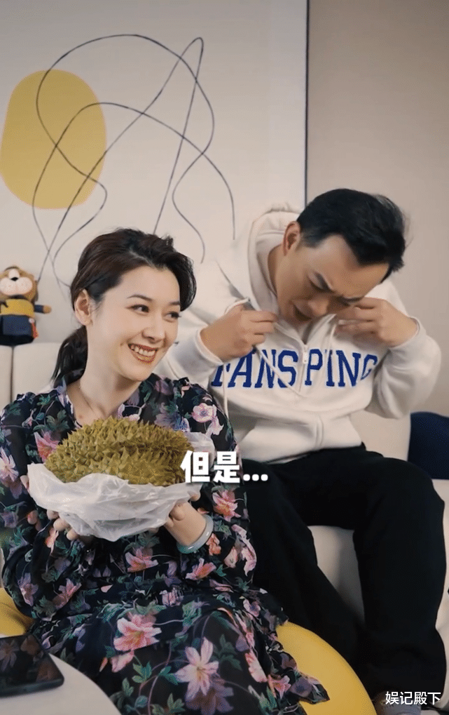 黄海冰|被黄海冰老婆给惊艳到了，着装得体，优雅贤淑，怪不得被宠爱多年