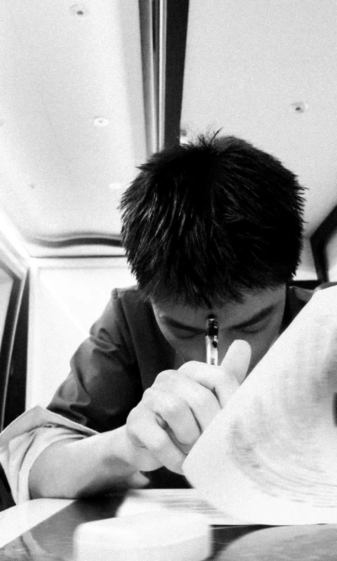 肖战|肖战晒片场“黑白”照10连拍！累的躺沙发上睡着，整个训练太苦了