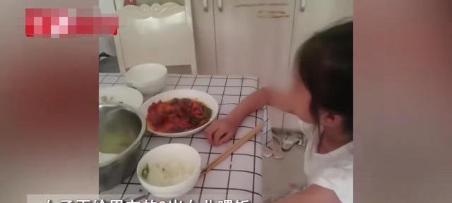 女友不喂饭8岁女儿赌气不吃,男子发现后怒斥:你没资格当后妈