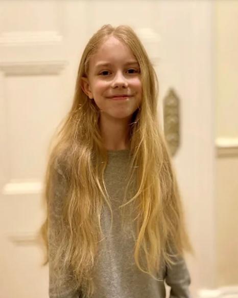 英国男孩从出生就没剪过头发,如今毅然剪掉40公分长发,原因超暖