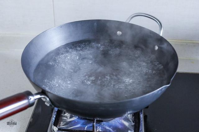 不锈钢锅里外都是“脏”东西!学会这么做,轻松去除顽固污垢