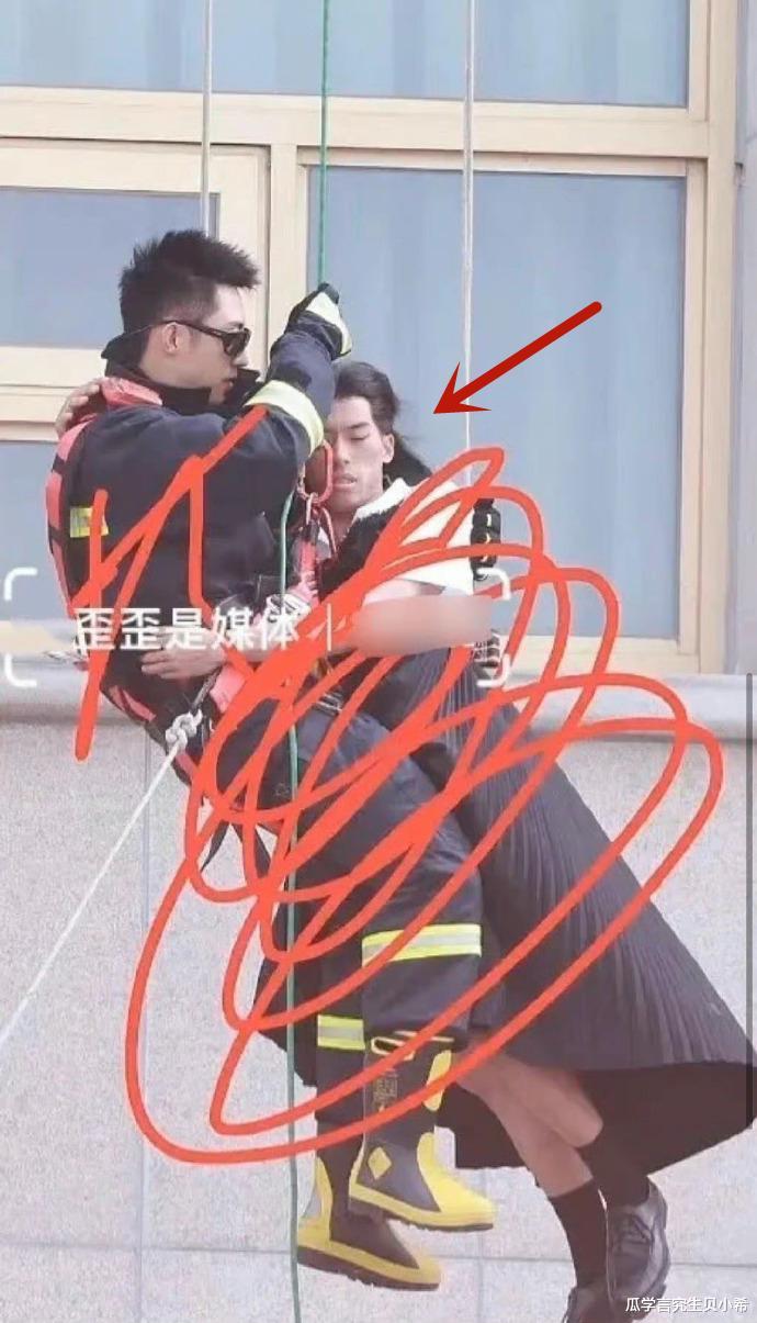 韩剧|流量小花被质疑不敬业，让男替身吊威亚戏穿女装，抱紧男主表情害怕