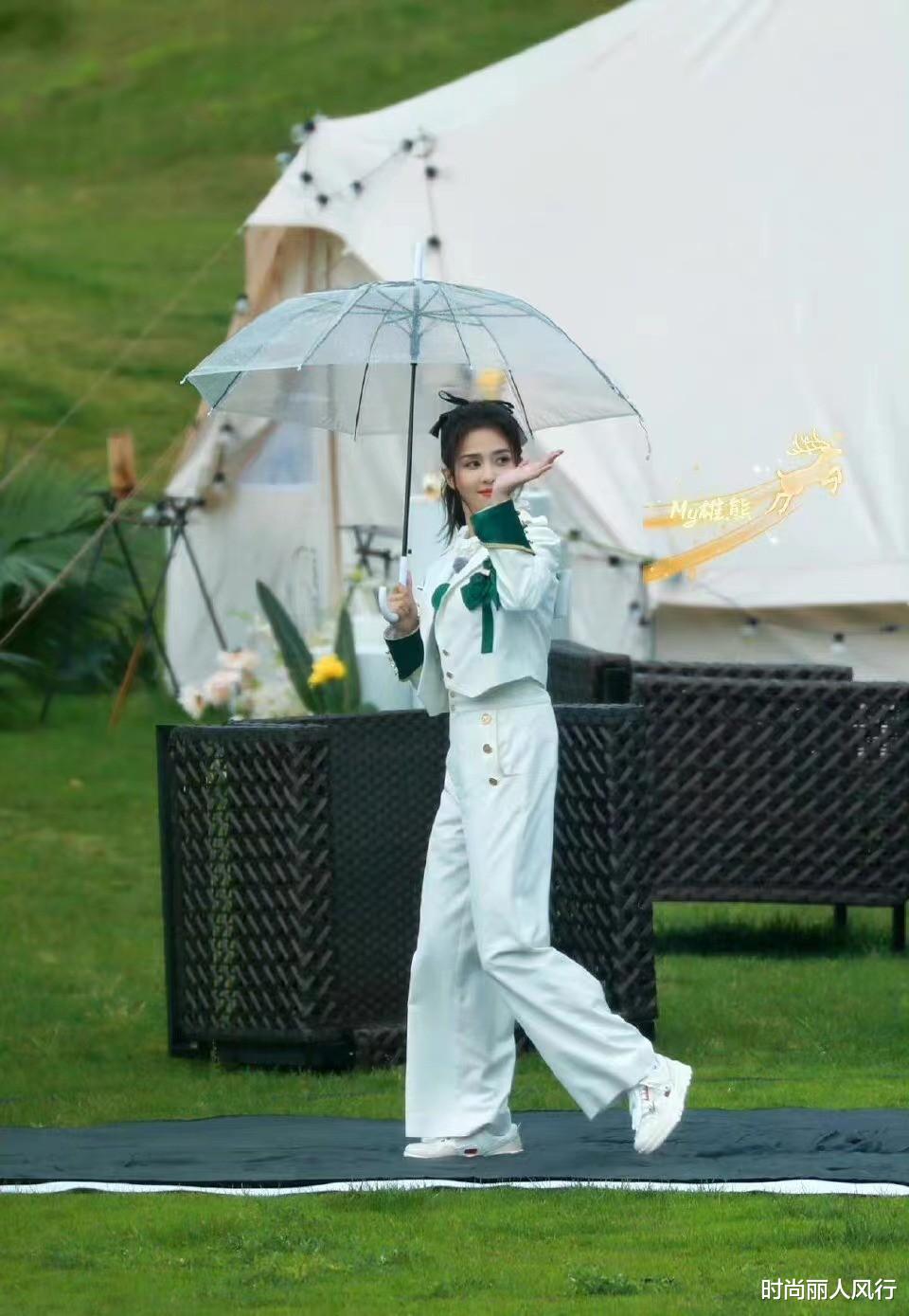 护肤 Baby最新综艺造型又翻车!穿白色不如白鹿美,梳双马尾更用力过猛