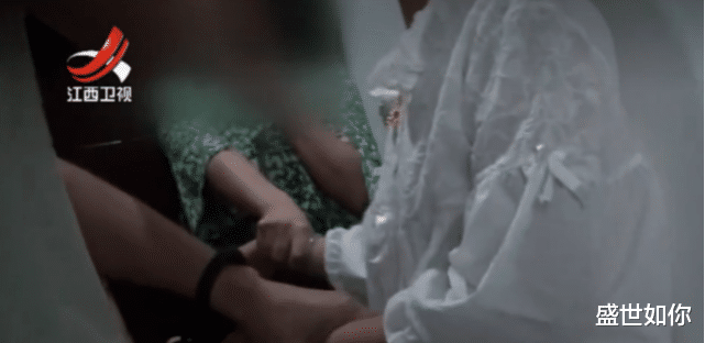 毒枭在看守所下跪向女友求婚,警察觉得奇怪,查明后女友改判死刑