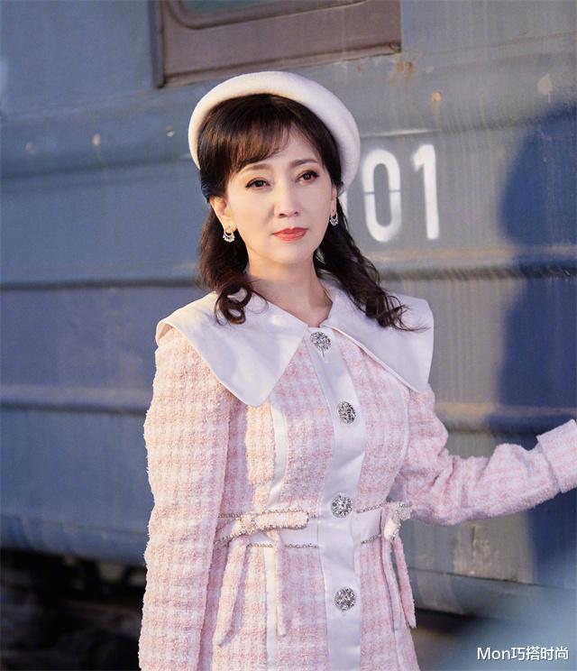 发型 别让年龄限制你的时尚!40岁女人打扮:裙不用过膝、头发可以过肩