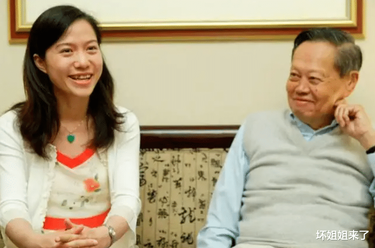 杨振宁|杨振宁翁帆一张近照刷屏,他们的恩爱方式打脸多少人
