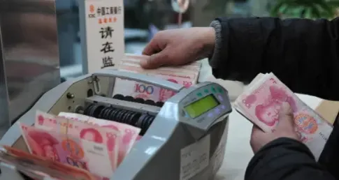 江苏常熟,一女子存了15570元,但银行卡却收到了25570元