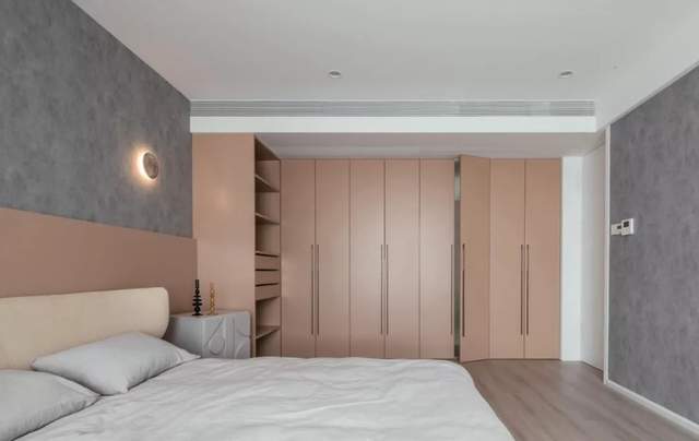 还买什么衣柜?如今流行挖墙变衣柜,空间不止大一倍