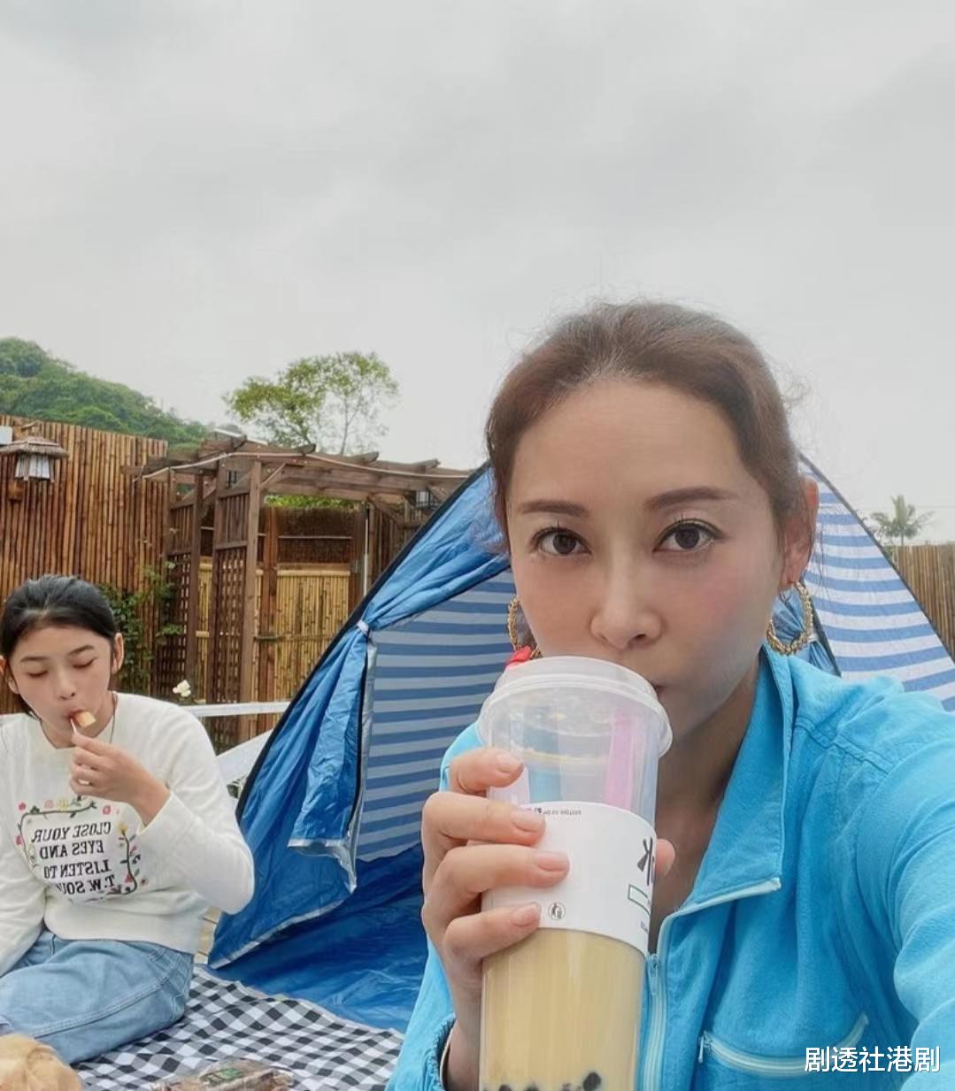 杨卓娜|惬意！TVB女星自设千尺庭院邀好友叙旧，花园中招呼16人仍空间阔落