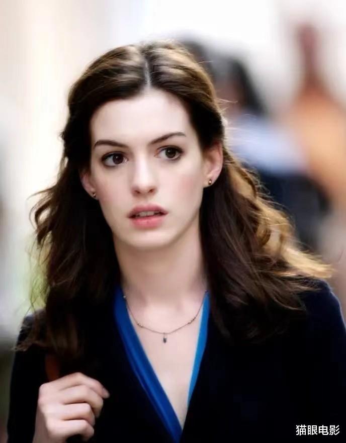 安妮·海瑟薇|39岁安妮海瑟薇黑丝配大衣,身材依旧傲人,网友:梦回普拉达女王