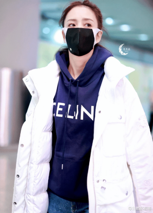 佟丽娅|38岁佟丽娅越穿越保守了，卫衣叠穿羽绒服，造型看着就很保暖